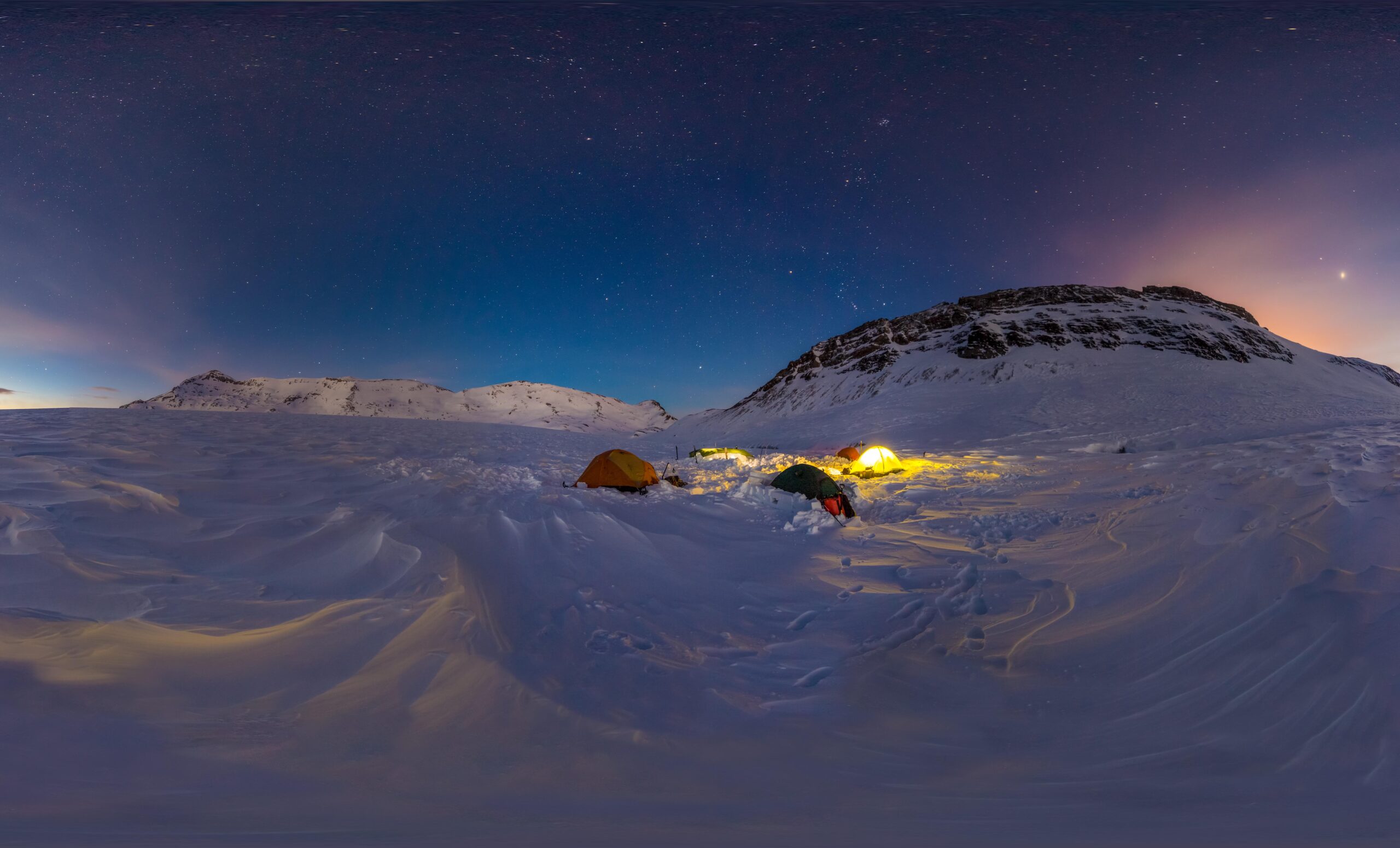 zelte auf dem Gletscher in der nacht