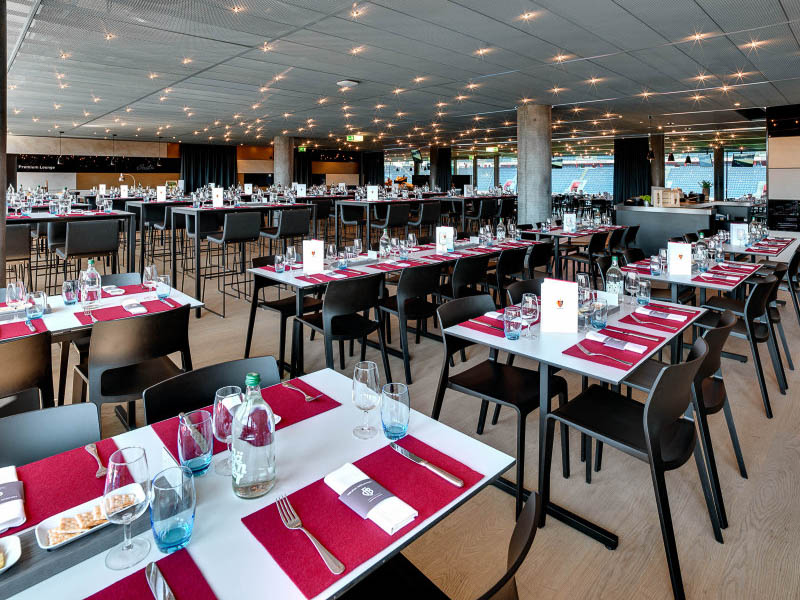 Gedeckte Tische in der Baloise Lounge im St.Jakob Stadion des FC Basel als Teil des 360 Grad Rundgang für Hospitality