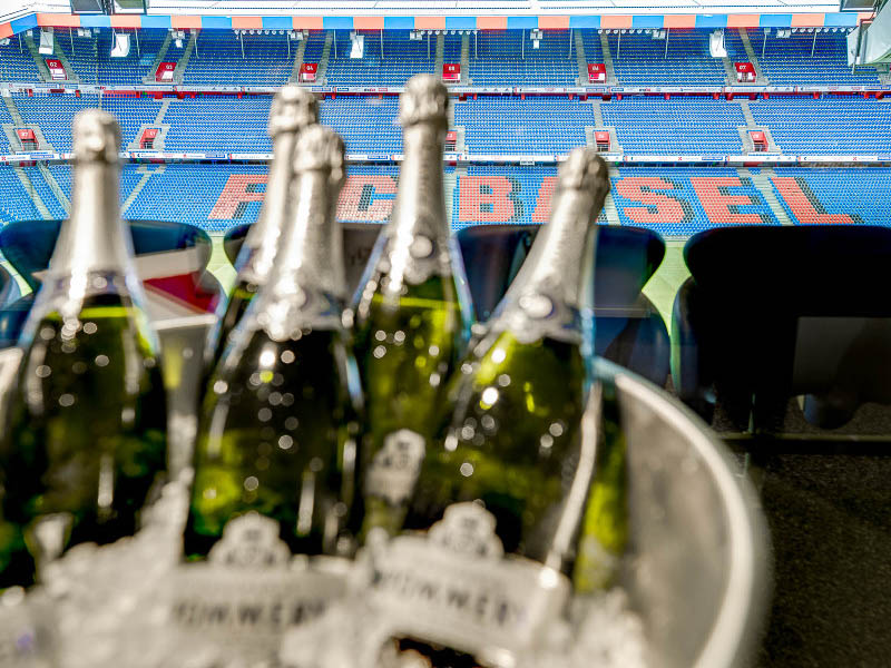 Champagner im Eiskübel in der Sky Lounge über dem Fussballfeld des FC Basel