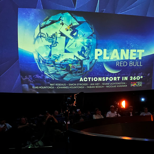 im abgedunkelten Dom Theater des Planetariums in Luzern die premiere des fuld dome action sports videos von Red Bull, Planet Red Bull